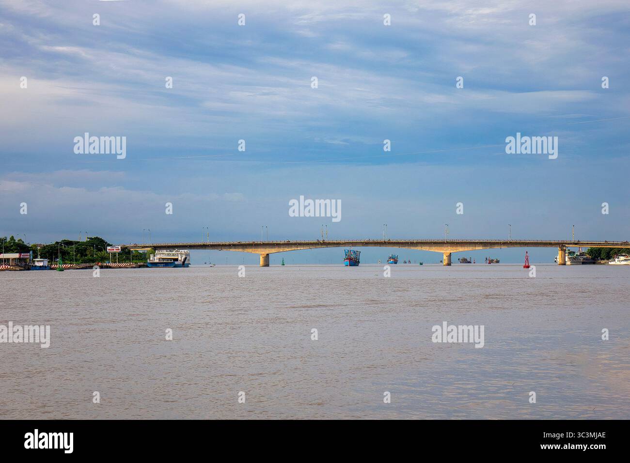 HA TIEN, VIETNAM - 4 dicembre 2022: Al ponte Chau attraverso l'estuario del fiume Giang Thanh, che unisce l'acqua di Dong ho con il mare a ha Tien, Vietnam Foto Stock