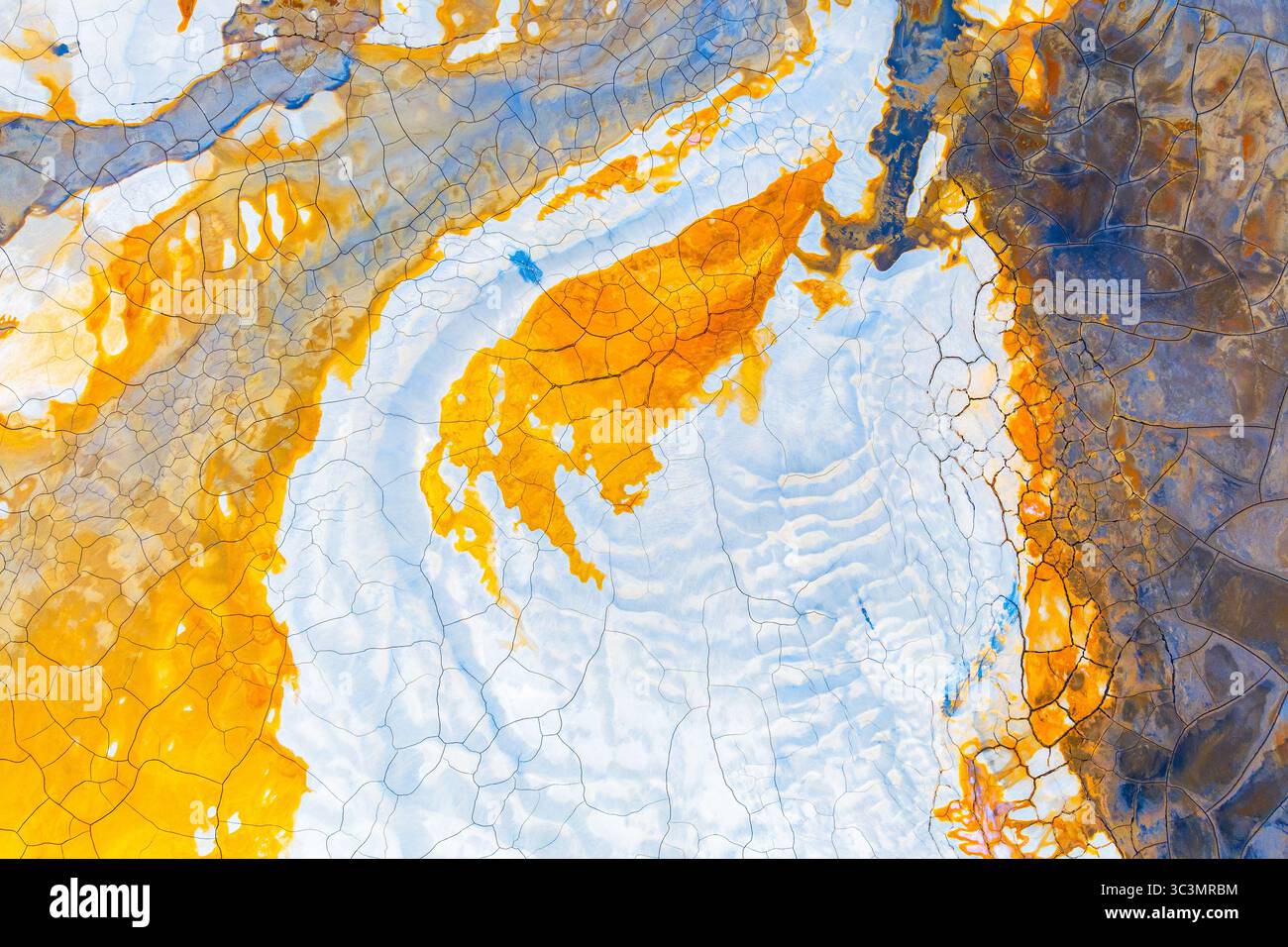 Vista aerea delle vibranti formazioni di fango dipinte che creano motivi astratti. Scatta con un drone, catturando la topografia colorata della terra con dettagli sorprendenti Foto Stock