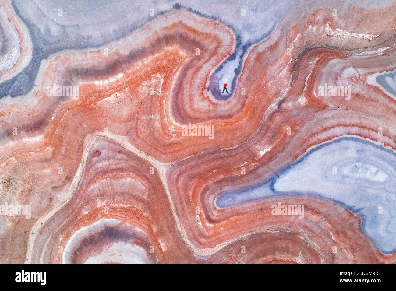 Vista dall'alto delle formazioni di bentonite multicolore nello Utah, Stati Uniti. Gli strati vivaci rivelano splendidi motivi geologici da una prospettiva aerea, gli spettacoli Foto Stock