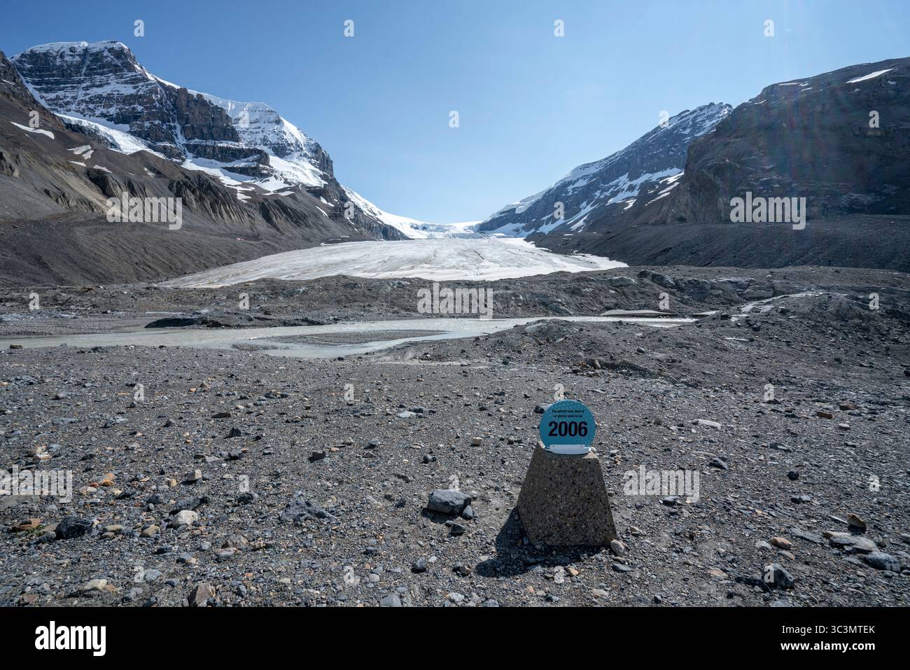 L'ampio terreno glaciale si estende attraverso le Montagne Rocciose canadesi, mostrando montagne aspre e il ghiaccio scorre sotto un cielo azzurro, mettendo in risalto natura Foto Stock