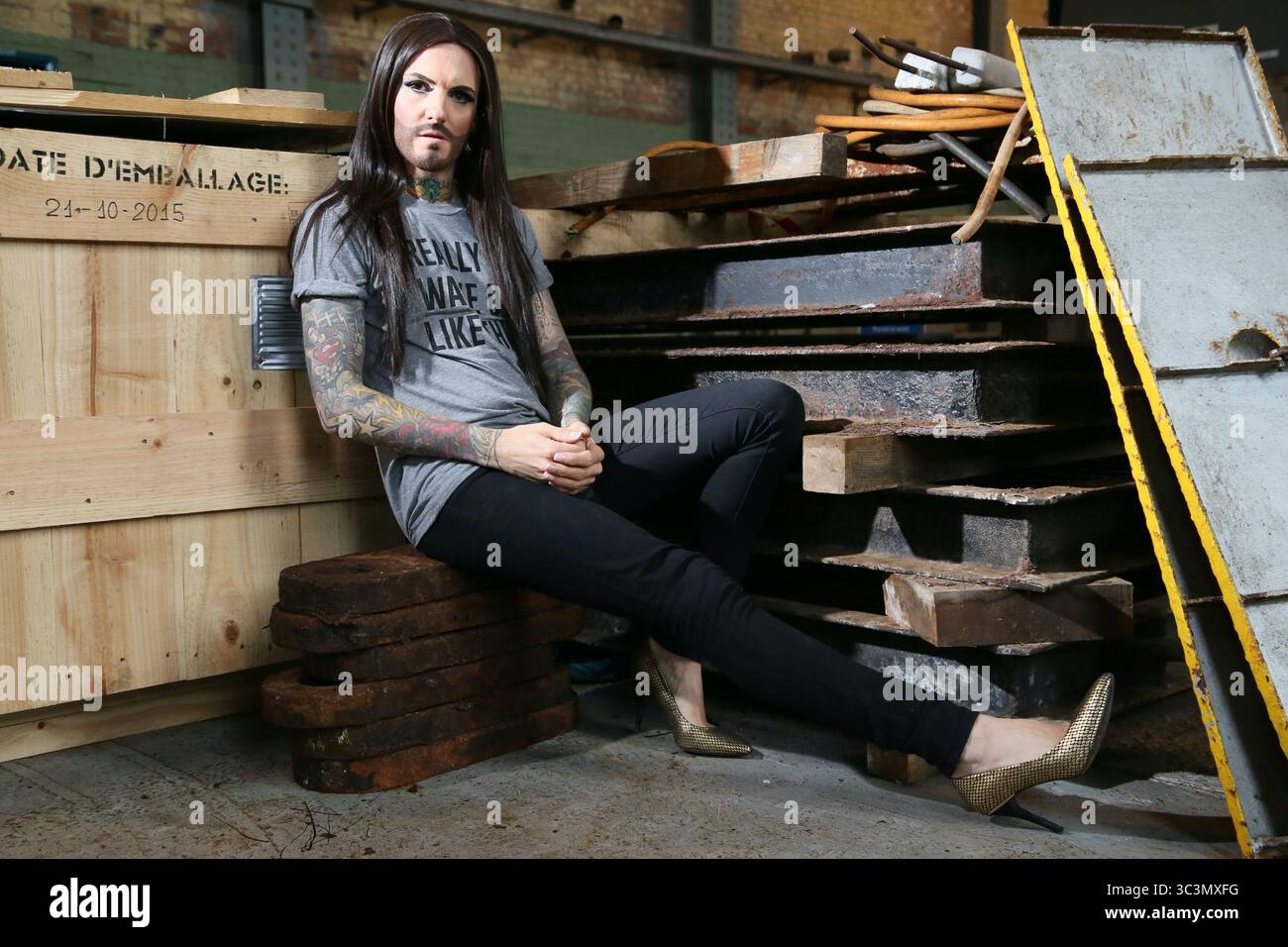 Una drag queen che modella una t-shirt grigia con le parole "i really did Wake Up Like This" a Shoreham Port, Brighton Foto Stock
