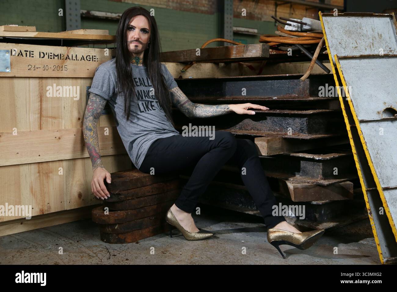 Una drag queen che modella una t-shirt grigia con le parole "i really did Wake Up Like This" a Shoreham Port, Brighton Foto Stock