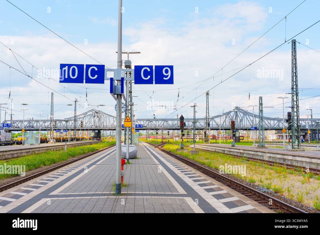 Darmstadt, Germania - 16 giugno 2025: Vista della piattaforma ferroviaria con segnaletica e binari alla stazione di Darmstadt, che mostra le infrastrutture urbane sotto la pari Foto Stock