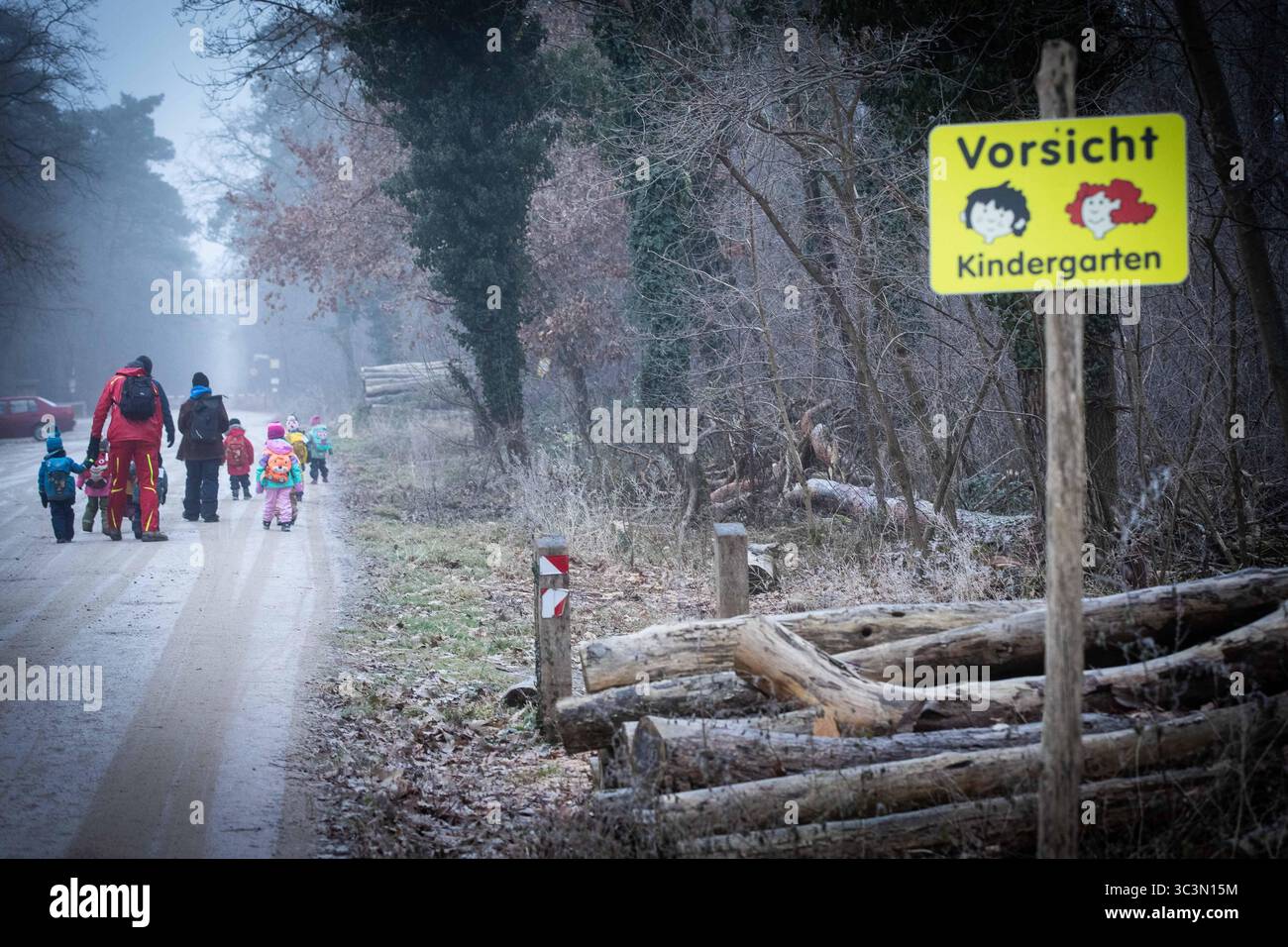Waldkitas und ASP Schweinepest und Wald-KITAS: Gibt es Bedenken, in Die KITAS zurückzukehren Wie beliebt sind Ausflüge in den Wald 22.01.2025 Lampertheim Waldkitas und ASP Schweinepest und Wald-KITAS: gibt es Bedenken, in Die KITAS zurückzukehren Wie beliebt sind Ausflüge in den Wald **** i centri di assistenza forestale e la peste suina ASF e i centri di assistenza forestale sono preoccupati di tornare in asili nido quanto sono popolari le escursioni nella foresta 22 01 2025 i centri di assistenza diurna Lampertheim Forest, la peste suina ASF e i centri di assistenza diurna forestale sono preoccupati per il ritorno in asilo Foto Stock