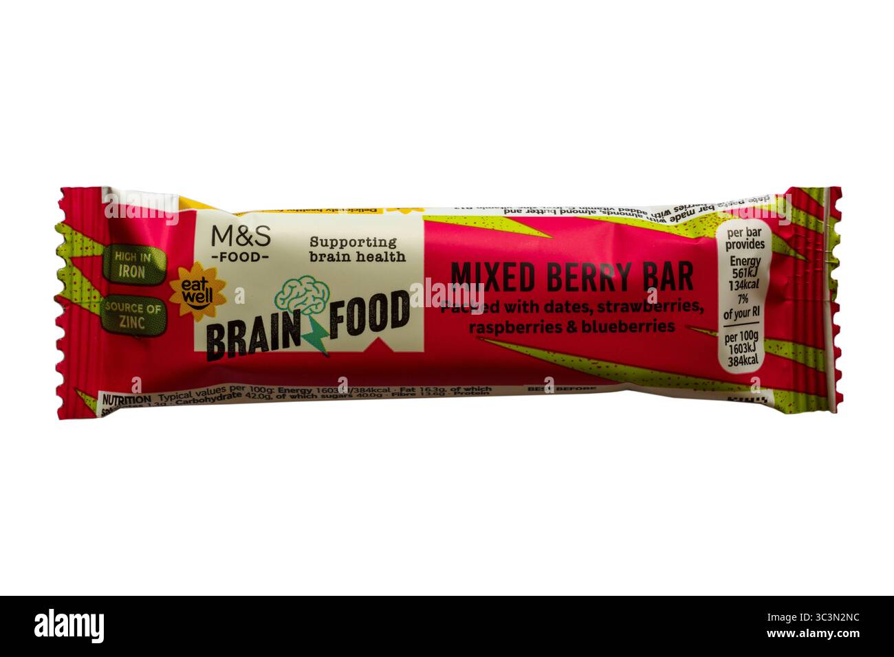 Mixed Berry Bar ricco di datteri fragole lamponi e mirtilli cibo per il cervello da M&S isolato su sfondo bianco - a sostegno della salute del cervello Foto Stock
