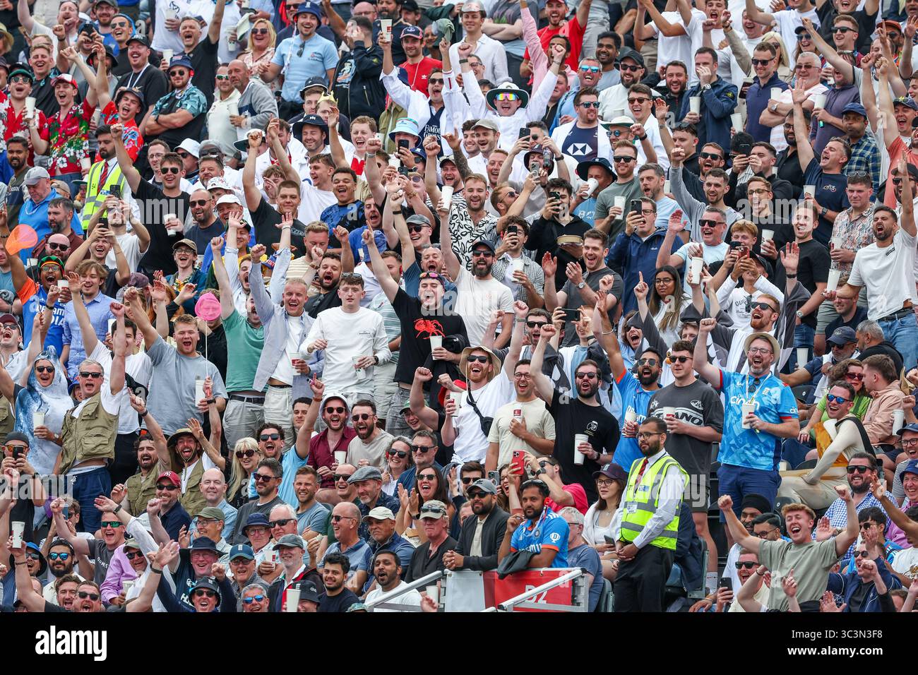 Durante il giorno 4 del quarto Rothesay test match tra Inghilterra e India a Old Trafford, Manchester, sabato 26 luglio 2025. (Foto: Stuart Leggett | mi News) crediti: MI News & Sport /Alamy Live News Foto Stock