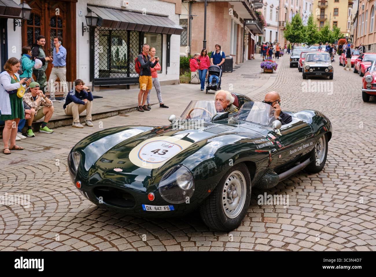 Numero 43 una Jaguar D-TYPE da corsa verde al via su corso Italia della Coppa D'Oro delle Dolomiti a Cortina d'Ampezzo, Italia. Foto Stock