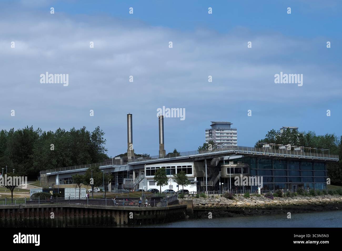 Torri distintive del National Glass Centre visibili dalla riva sud del fiume indossano Sunderland, Inghilterra, Regno Unito Foto Stock