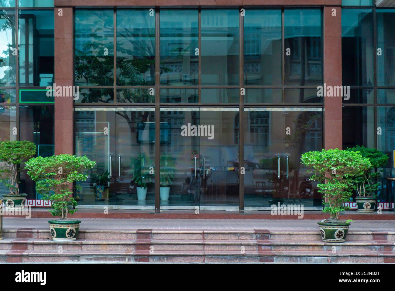 Le piante ornamentali sono potate e modellate in modo elaborato, collocate per decorare l'esterno delle opere architettoniche Foto Stock