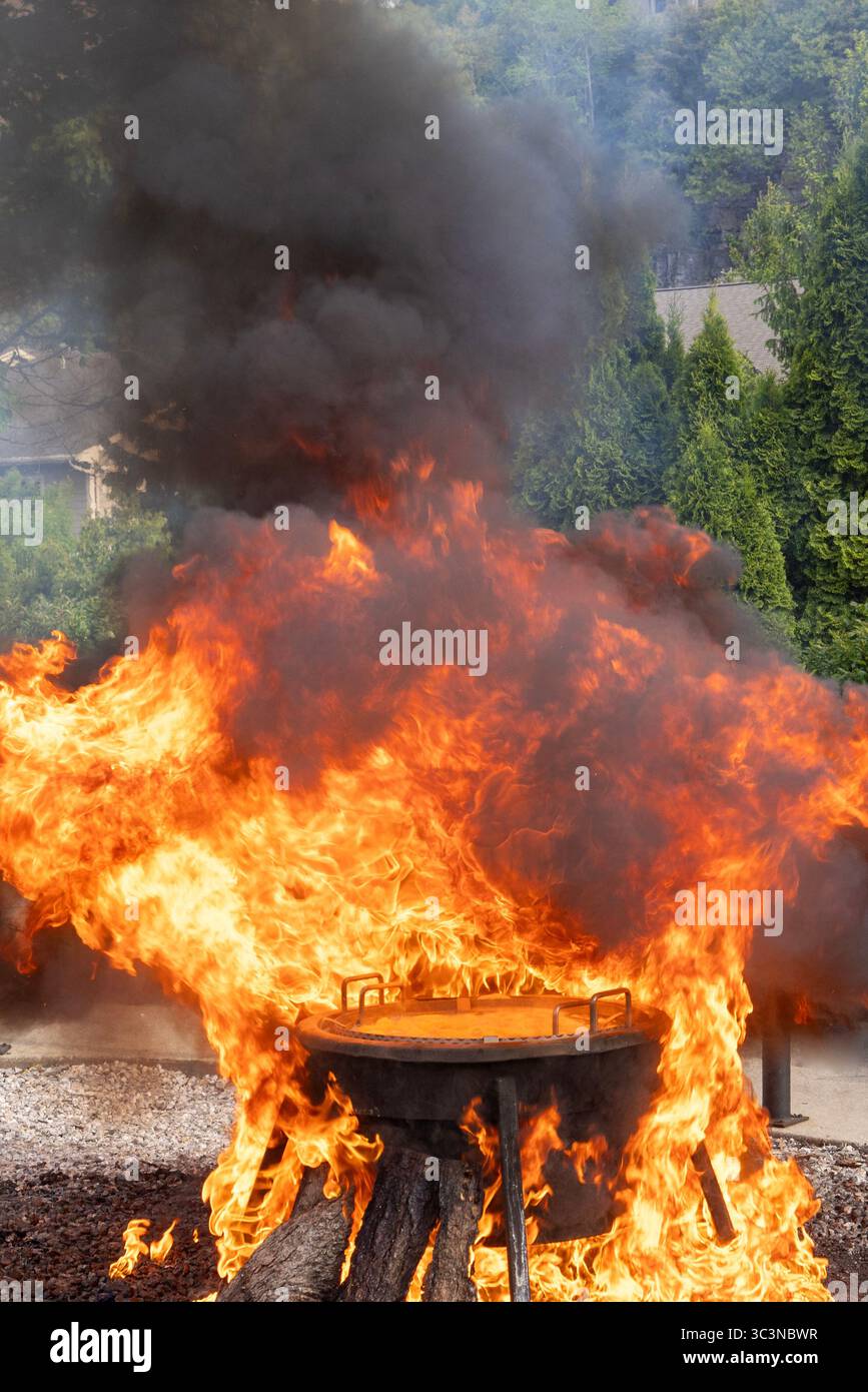 L'ebollizione del pesce è una tradizione culinaria nella contea di Door, Wisconsin. Pesce bollito a Fish Creek, Wisconsin Foto Stock