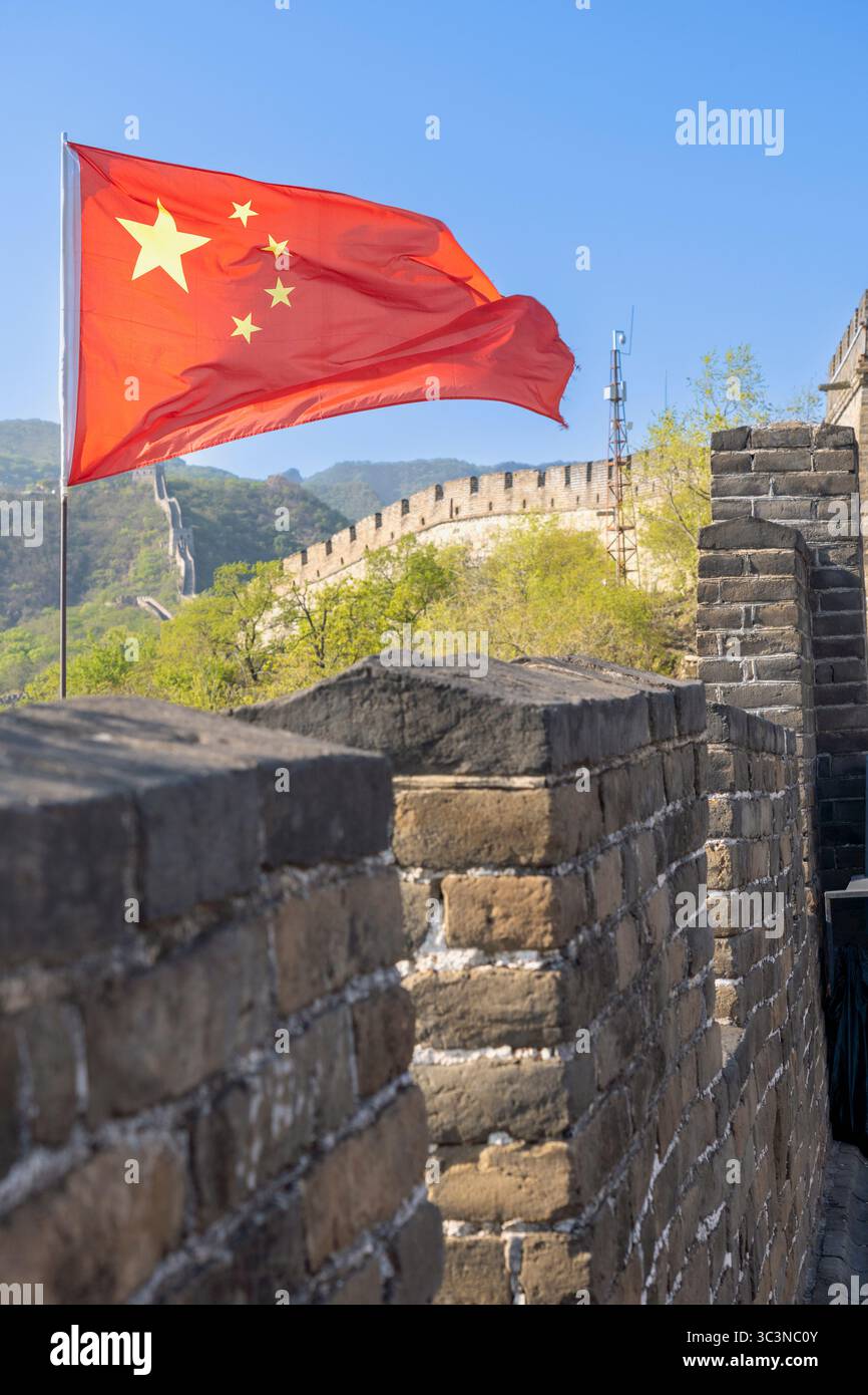 Bandiera cinese che sventola alla grande Muraglia di Mutianyu. Sito dell'UNESCO, architettura antica, punto di riferimento, destinazione storica di viaggio. Montagne di Pechino. Cina Foto Stock