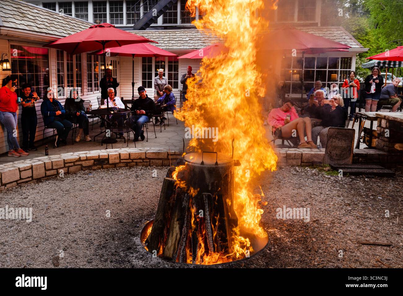 L'ebollizione del pesce è una tradizione culinaria nella contea di Door, Wisconsin. Pesce bollito a Fish Creek, Wisconsin Foto Stock