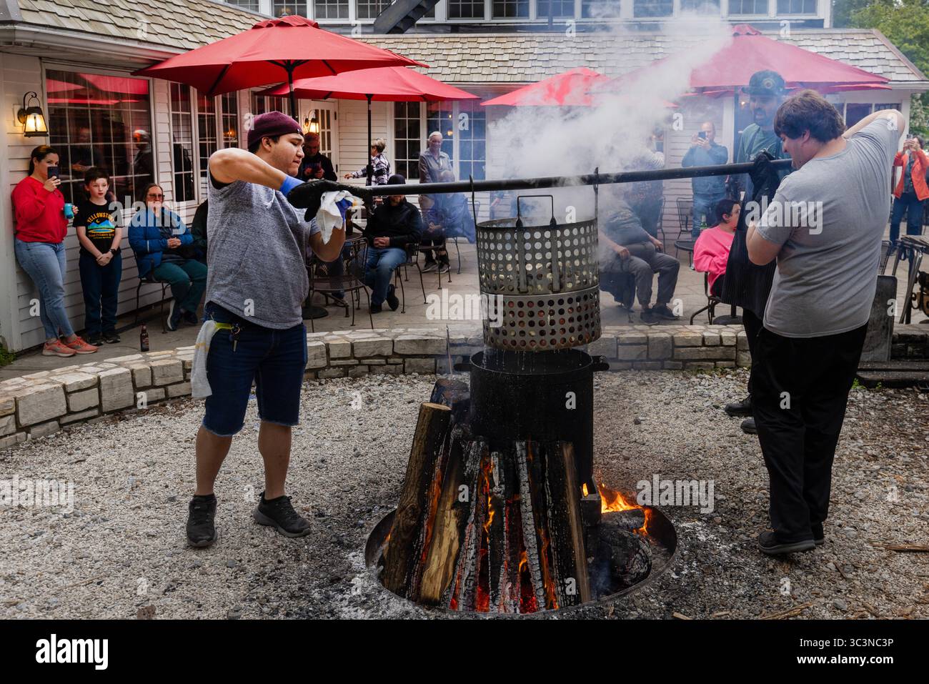L'ebollizione del pesce è una tradizione culinaria nella contea di Door, Wisconsin. Pesce bollito a Fish Creek, Wisconsin Foto Stock