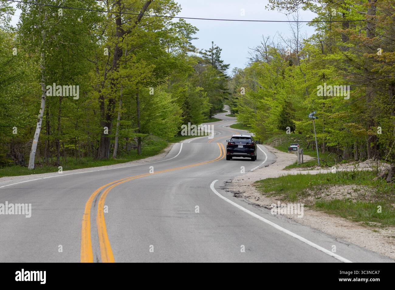 L'autostrada 42 vicino a Northport è una strada tortuosa nella contea di Door, Wisconsin, con 15 curve a serpentina che conducono al molo dei traghetti dell'isola di Washington. Foto Stock