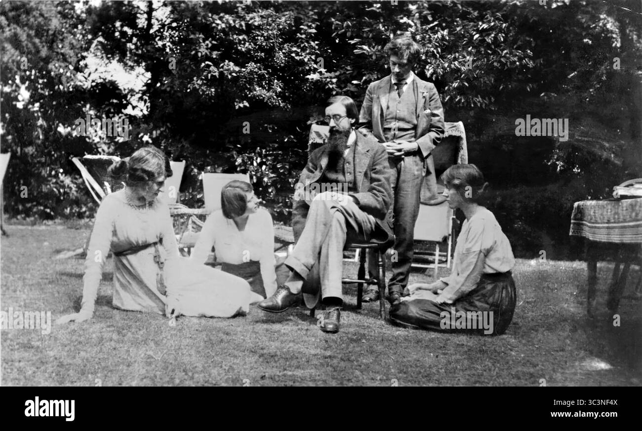 Set Bloomsbury. Ritratto dei membri del gruppo Bloomsbury nel 1915. Da sinistra a destra: Lady Ottoline Morrell, Maria Nys, Lytton Strachey, Duncan Grant e Vanessa Bell. Il Bloomsbury Group è stato un gruppo di scrittori, intellettuali, filosofi e artisti britannici all'inizio del XX secolo. Lady Ottoline Morrell e Maria Nys non erano membri del gruppo. Foto Stock