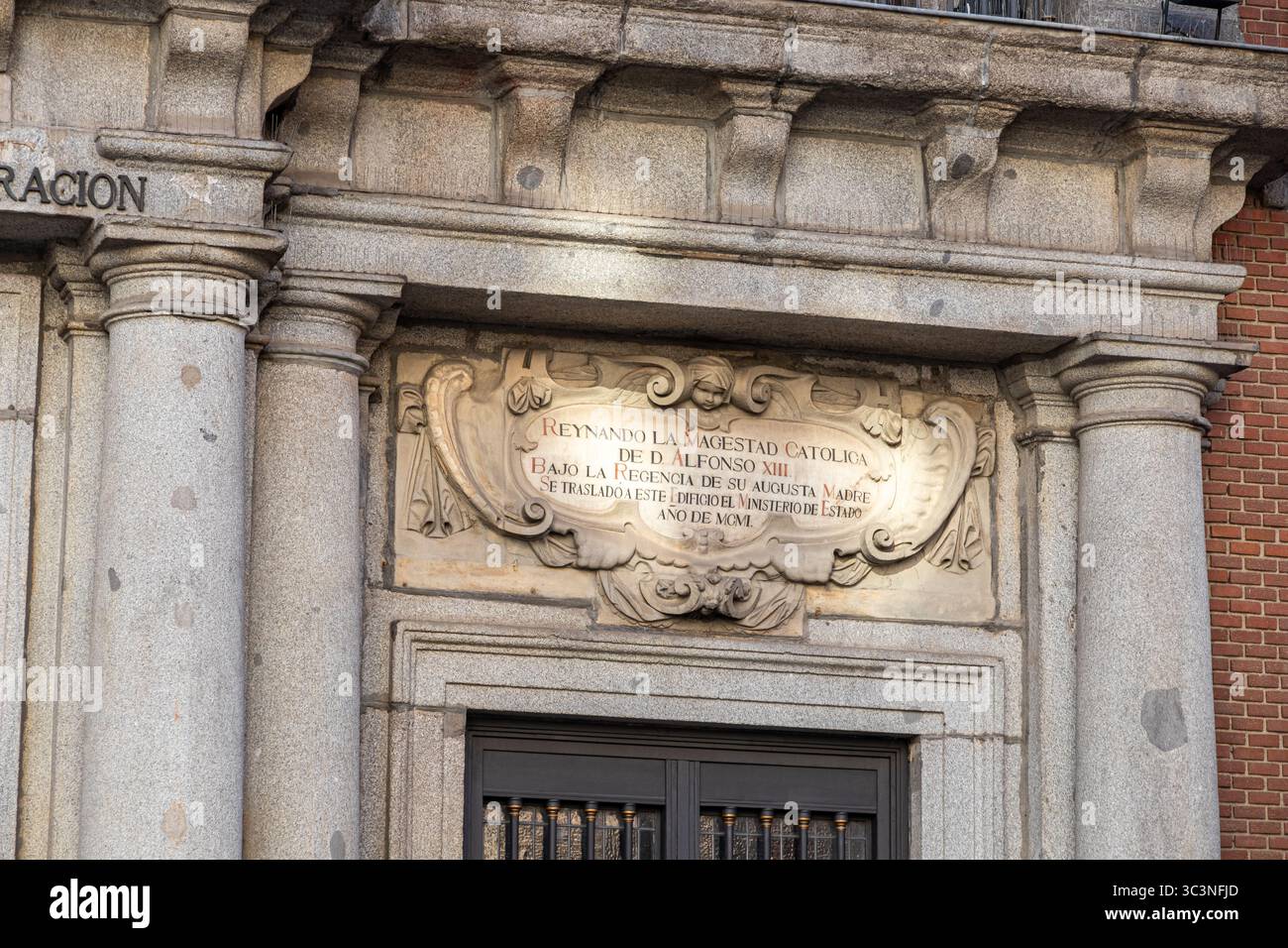 Madrid, Spagna. Iscrizione commemorativa sulla facciata del Palacio de Santa Cruz in onore del re Alfonso XIII, sotto il cui regno l'edificio divenne Foto Stock