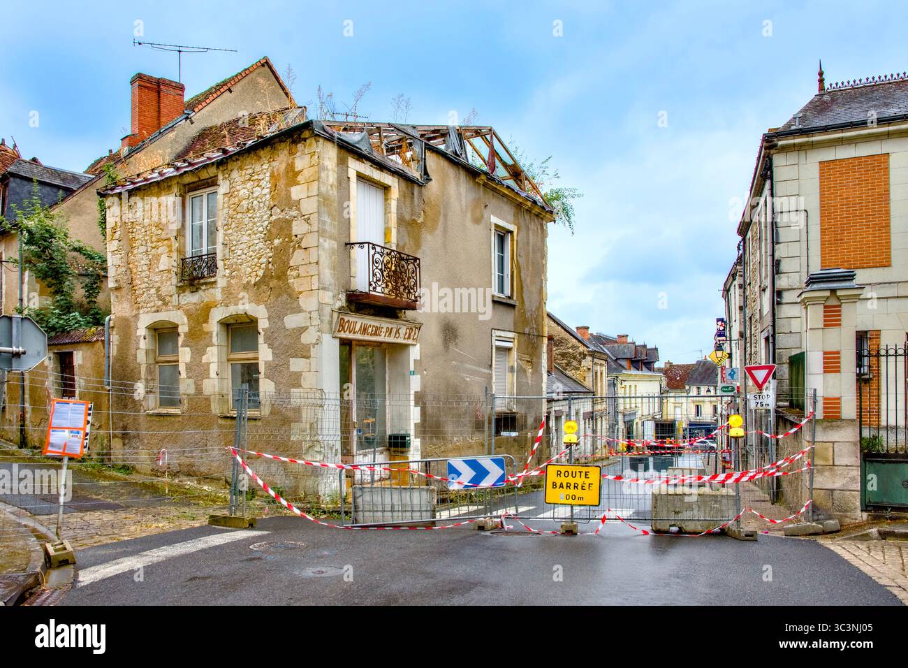 Strada trafficata del centro città bloccata al traffico a causa del pericolo di caduta della muratura o di crollo di edifici - Preuilly-sur-Claise, Indre-et-Loire (37), Francia. Foto Stock