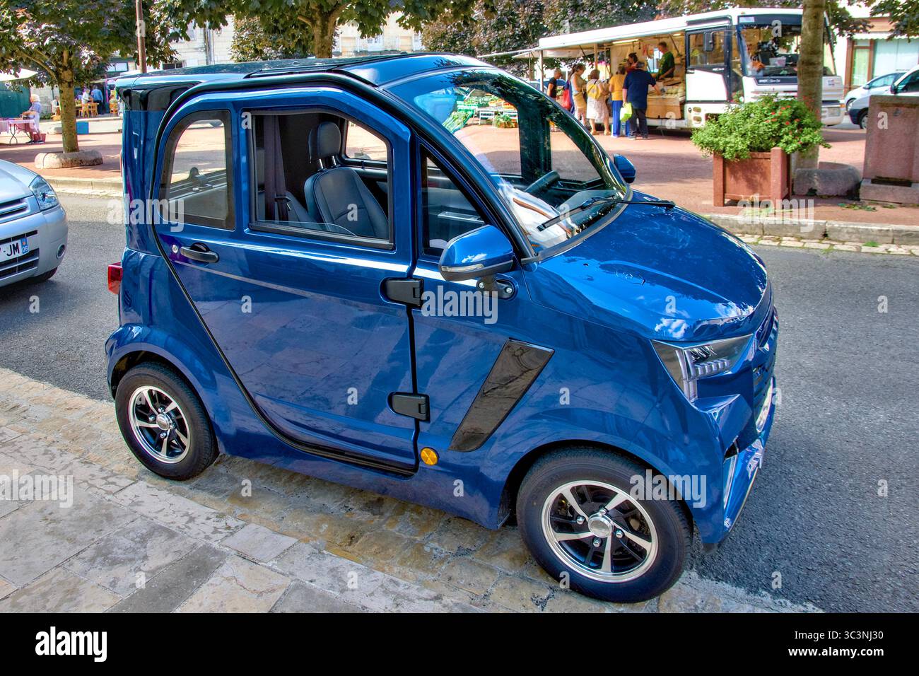 Micro auto elettrica IMF e-confort con velocità massima consentita di 45 km/h - Francia centrale. Foto Stock