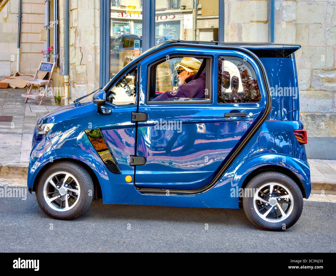 Micro auto elettrica IMF e-confort con velocità massima consentita di 45 km/h - Francia centrale. Foto Stock