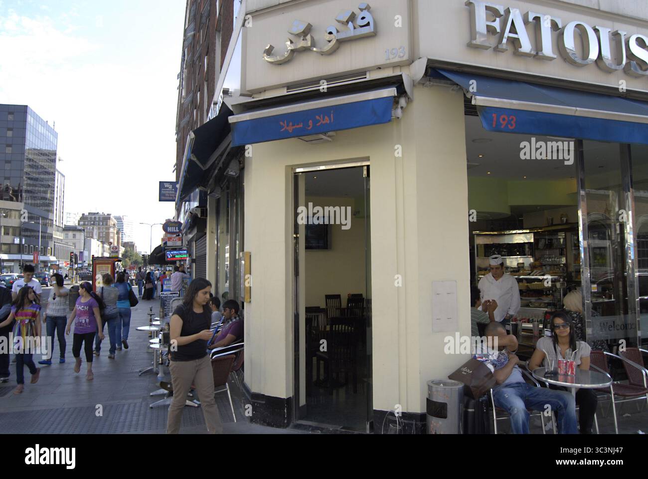 LONDRA/ INGHILTERRA /Regno Unito   Edgware Road una parte dell'area di westminister è diventata un centro commerciale del Medio Oriente, dove la maggior parte degli arabi del Medio Oriente si trovano al loro caffè musulmano e all'acqua fumosa arab pikes e al centro commerciale del Medio Oriente e con insegne arabe nei negozi 10 settembre 2012 (foto di Francis Dean / Dean Pictures) Foto Stock