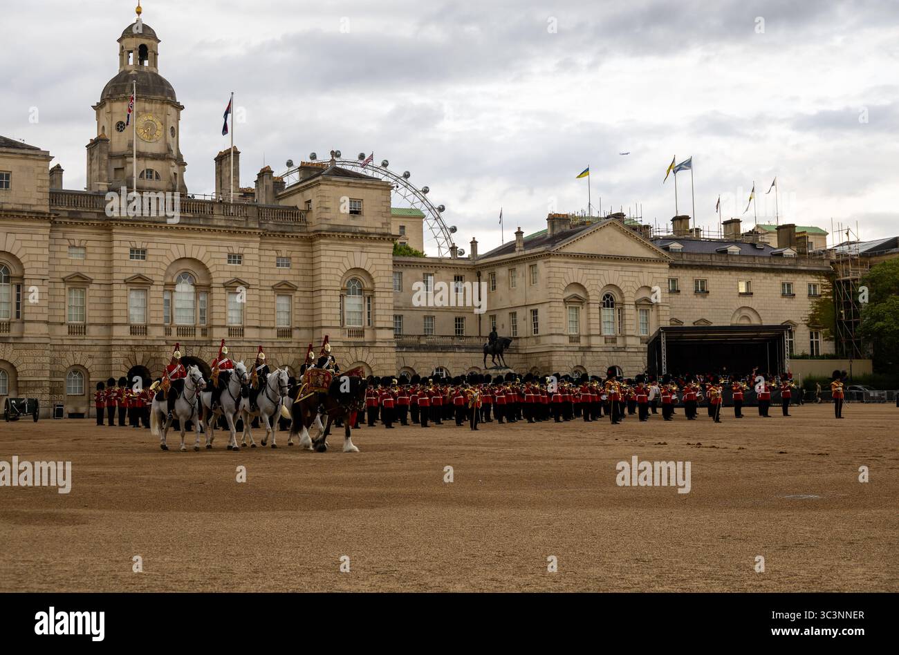 Royal Horse Guards Parade, Whitehall, City of Westminster, Greater London, Inghilterra, Regno Unito, visto con l'Old Admiralty Building e il London Eye Foto Stock