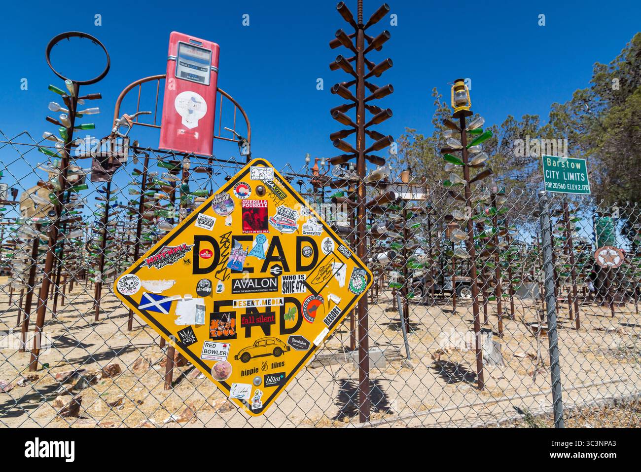 Elmer Long, morto nel 2019 all'età di 72 anni, creò questo ranch di alberi da bottiglia, montando la collezione di bottiglie del padre defunto su alberi di metallo saldati. Foto Stock