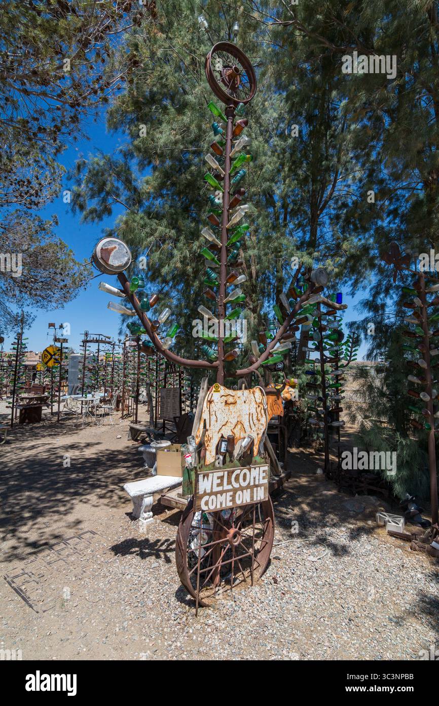 Elmer Long, morto nel 2019 all'età di 72 anni, creò questo ranch di alberi da bottiglia, montando la collezione di bottiglie del padre defunto su alberi di metallo saldati. Foto Stock