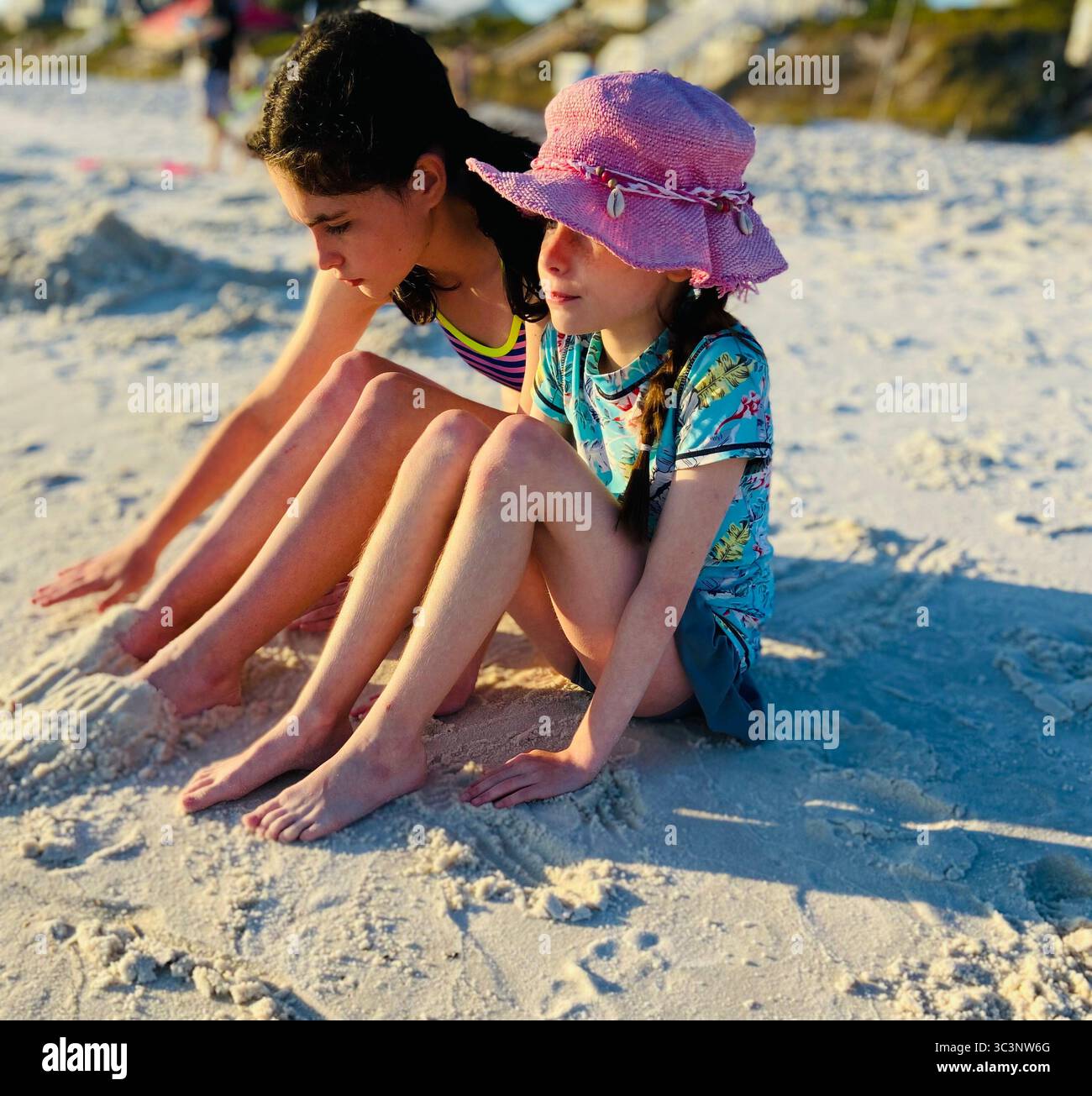 Sorelle sulla spiaggia Foto Stock