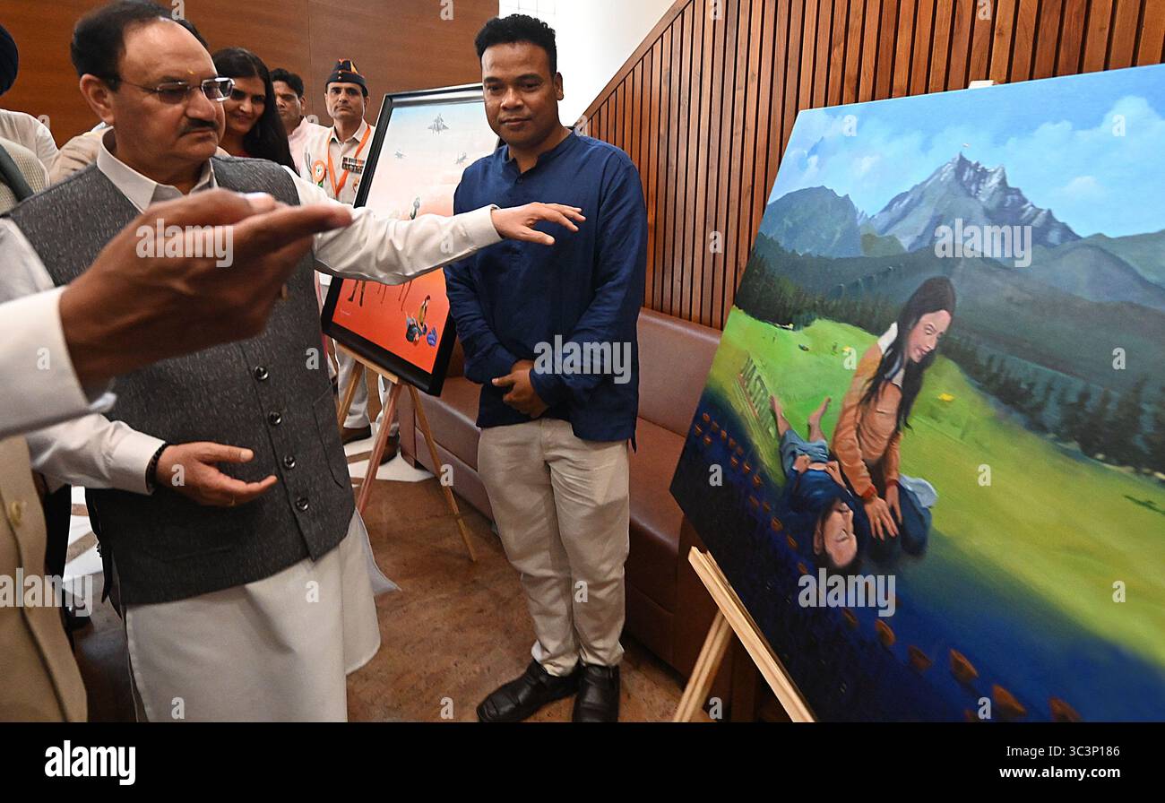NUOVA DELHI, INDIA - LUGLIO 26: BJP NATIONAL PRESIDENT JP. Nadda guarda alla mostra dopo l'inaugurazione della mostra "Kargil War & Operation Sindoor" e "Kargil Vijay Diwas Samaroh" presso il quartier generale della BJP, il 26 luglio 2025 a nuova Delhi, India. Nadda ha detto che la politica di difesa dell'India ha subito un cambiamento radicale sotto il governo modi, poiché le forze armate hanno dovuto aspettare prima che gli ordini di Delhi reagissero al fuoco dall'altra parte del confine, ma ora sono libere di dare una risposta adeguata. Parlando ad un evento per commemorare il 26 ° anniversario di Kargil Vijay Diwas, ha citato l'operazione Sindoor per affermare che l'India ha il più grande Foto Stock NUOVA DELHI, INDIA - LUGLIO 26: BJP NATIONAL PRESIDENT JP. Nadda guarda alla mostra dopo l'inaugurazione della mostra "Kargil War & Operation Sindoor" e "Kargil Vijay Diwas Samaroh" presso il quartier generale della BJP, il 26 luglio 2025 a nuova Delhi, India. Nadda ha detto che la politica di difesa dell'India ha subito un cambiamento radicale sotto il governo modi, poiché le forze armate hanno dovuto aspettare prima che gli ordini di Delhi reagissero al fuoco dall'altra parte del confine, ma ora sono libere di dare una risposta adeguata. Parlando ad un evento per commemorare il 26 ° anniversario di Kargil Vijay Diwas, ha citato l'operazione Sindoor per affermare che l'India ha il più grande Foto Stock