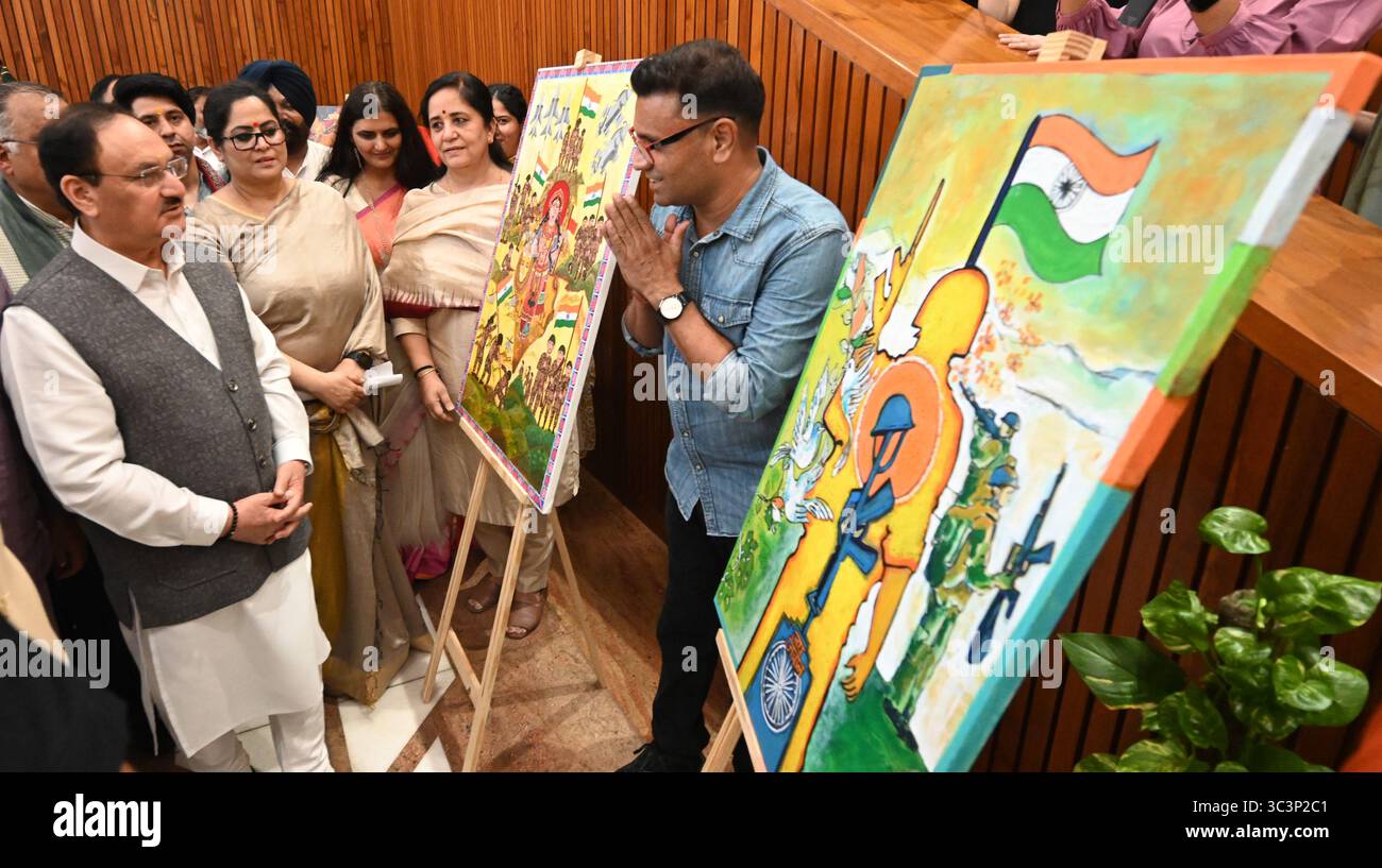 NUOVA DELHI, INDIA - LUGLIO 26: BJP NATIONAL PRESIDENT JP. Nadda guarda alla mostra dopo l'inaugurazione della mostra "Kargil War & Operation Sindoor" e "Kargil Vijay Diwas Samaroh" presso il quartier generale della BJP, il 26 luglio 2025 a nuova Delhi, India. Nadda ha detto che la politica di difesa dell'India ha subito un cambiamento radicale sotto il governo modi, poiché le forze armate hanno dovuto aspettare prima che gli ordini di Delhi reagissero al fuoco dall'altra parte del confine, ma ora sono libere di dare una risposta adeguata. Parlando ad un evento per commemorare il 26 ° anniversario di Kargil Vijay Diwas, ha citato l'operazione Sindoor per affermare che l'India ha il più grande Foto Stock NUOVA DELHI, INDIA - LUGLIO 26: BJP NATIONAL PRESIDENT JP. Nadda guarda alla mostra dopo l'inaugurazione della mostra "Kargil War & Operation Sindoor" e "Kargil Vijay Diwas Samaroh" presso il quartier generale della BJP, il 26 luglio 2025 a nuova Delhi, India. Nadda ha detto che la politica di difesa dell'India ha subito un cambiamento radicale sotto il governo modi, poiché le forze armate hanno dovuto aspettare prima che gli ordini di Delhi reagissero al fuoco dall'altra parte del confine, ma ora sono libere di dare una risposta adeguata. Parlando ad un evento per commemorare il 26 ° anniversario di Kargil Vijay Diwas, ha citato l'operazione Sindoor per affermare che l'India ha il più grande Foto Stock