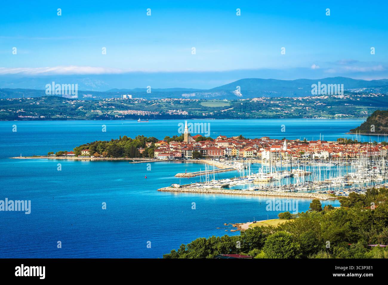 Città di Izola sulla costa adriatica vista panoramica, costa della Slovenia Foto Stock