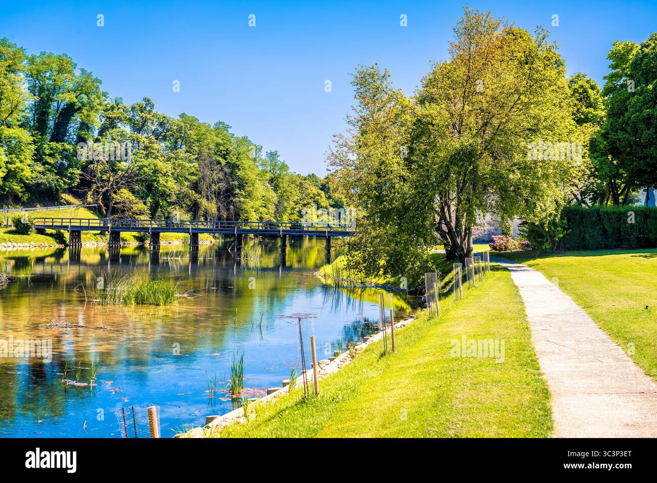 Otocec ob Krki passeggiata panoramica dell'isola e vista sul ponte in legno del fiume Krka, Slovenia centrale Foto Stock