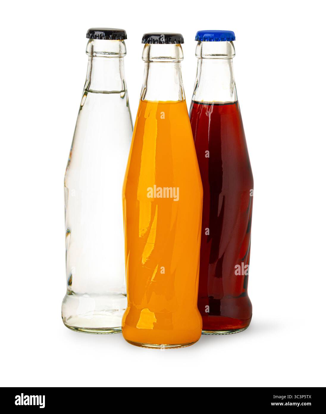 Bibite rinfrescanti in bottiglie di vetro caratterizzate da una varietà di colori vivaci, isolate sul bianco Foto Stock