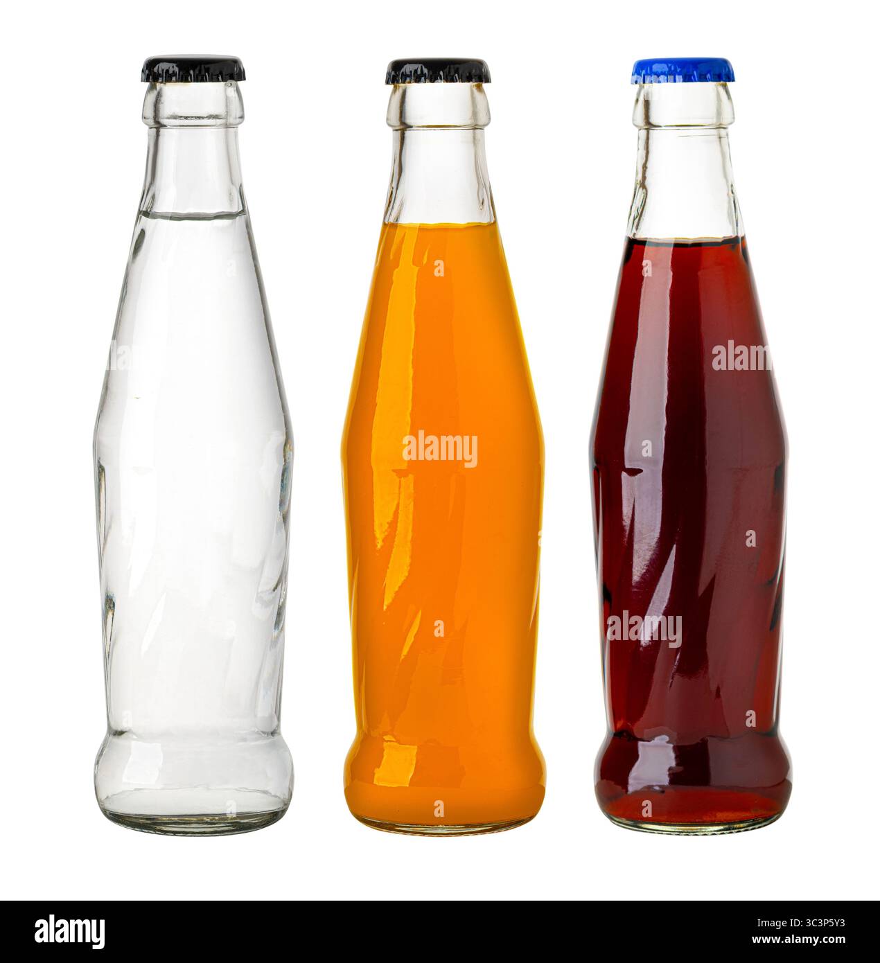 Bibite rinfrescanti in bottiglie di vetro caratterizzate da una varietà di colori vivaci, isolate sul bianco Foto Stock