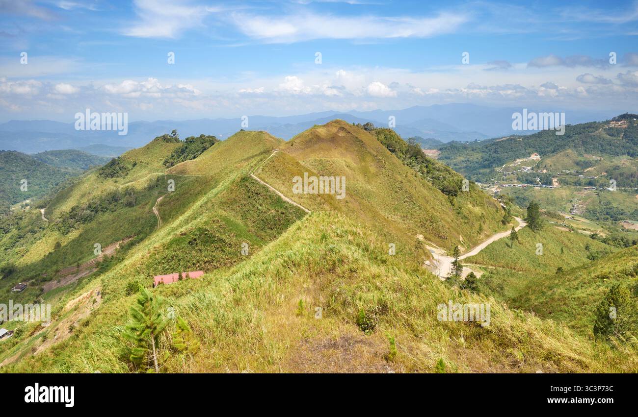 Vista dalla collina Sosodikon nella valle di Kundasang, Sabah, Malesia. Foto Stock