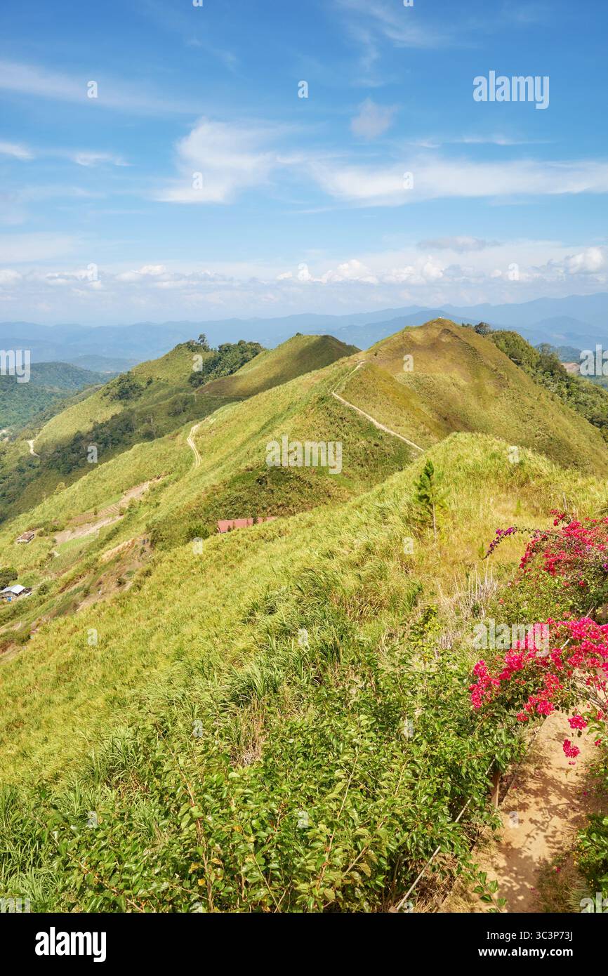 Vista dalla collina Sosodikon nella valle di Kundasang, Sabah, Malesia. Foto Stock