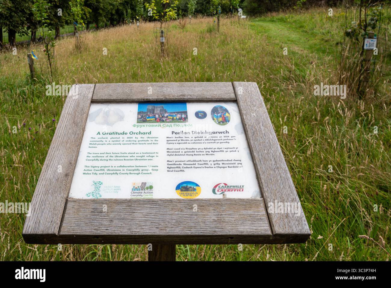 Firma al frutteto Gratitude piantato nel 2024 dalla comunità Ucraina a Morgan Jones Park, Caerphilly, Galles, Regno Unito Foto Stock