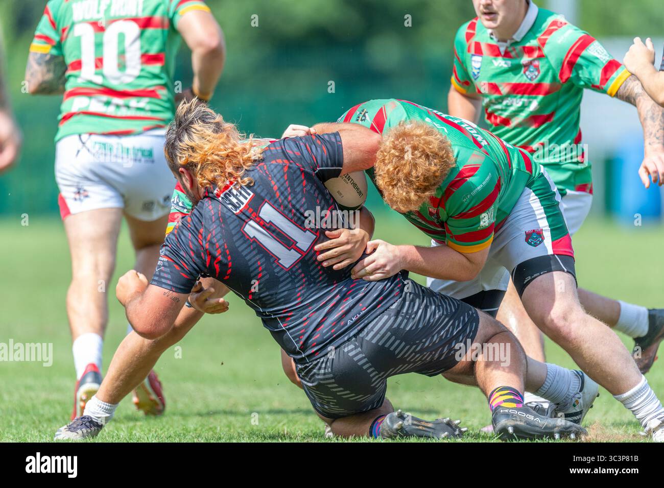 Uomini che giocano in una partita amatoriale della Rugby League. Foto Stock