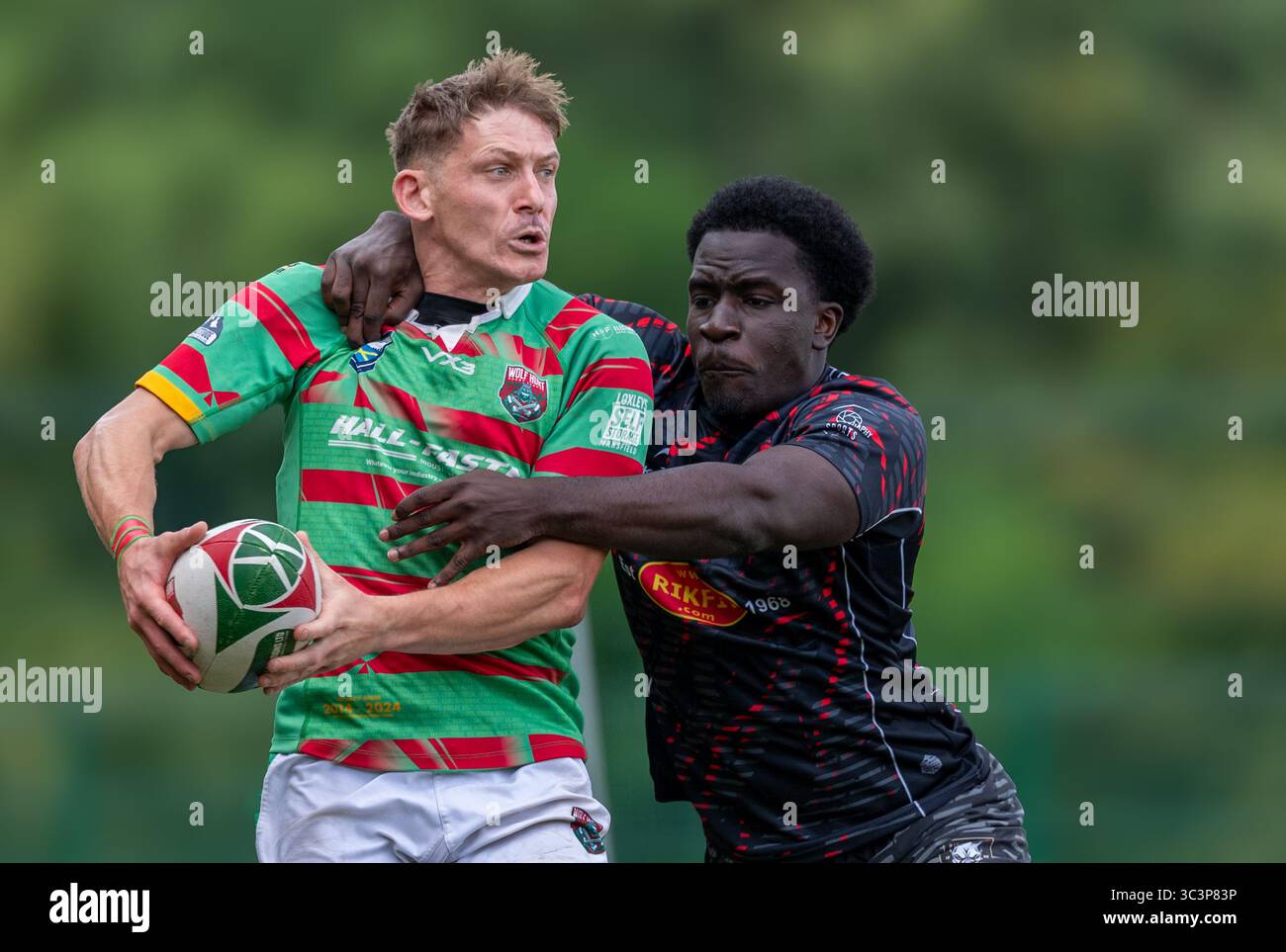 Uomini che giocano in una partita amatoriale della Rugby League. Foto Stock