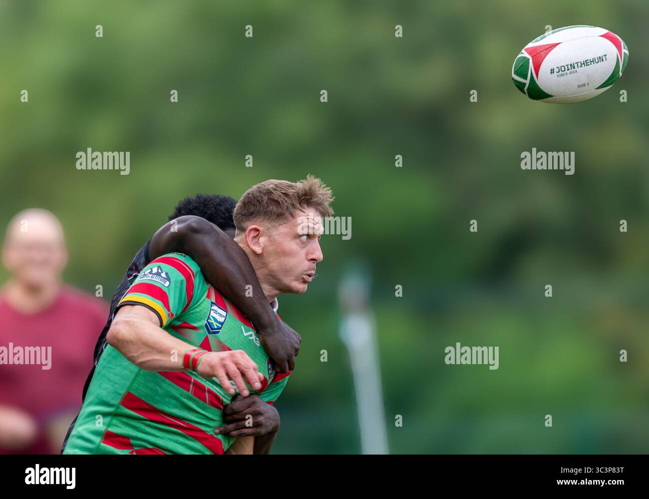Uomini che giocano in una partita amatoriale della Rugby League. Foto Stock