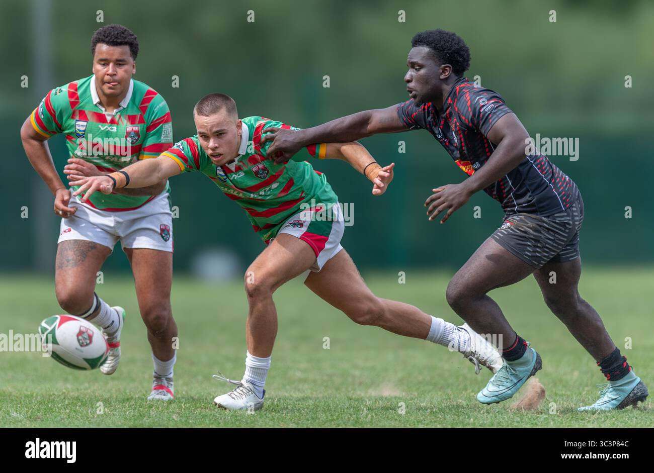 Uomini che giocano in una partita amatoriale della Rugby League. Foto Stock