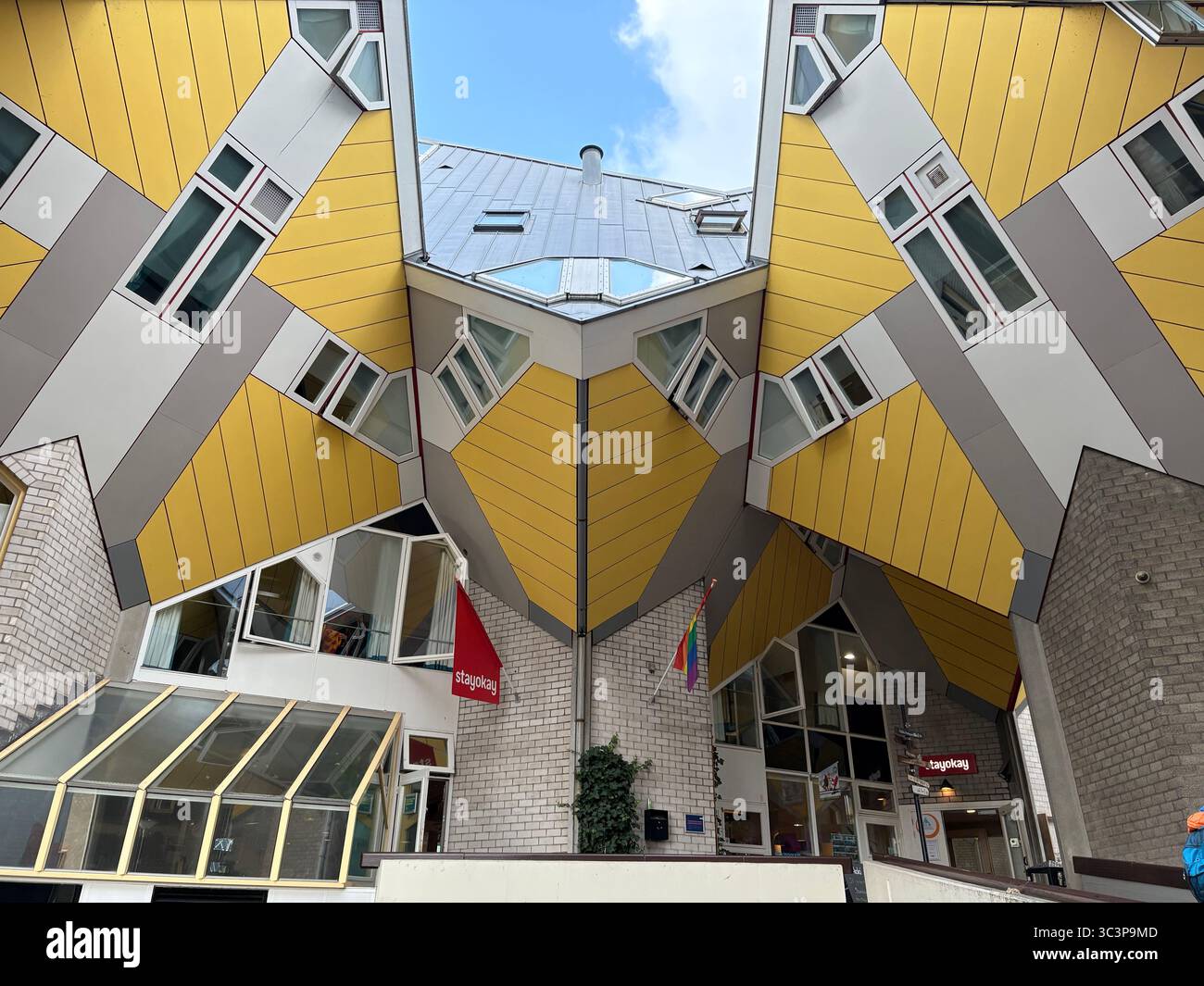 Rotterdam, Paesi Bassi 16-07-25. Le case cube (kubuswoningen) sono un insieme di case innovative, utilizzate come alloggi per studenti e ostelli e c Foto Stock