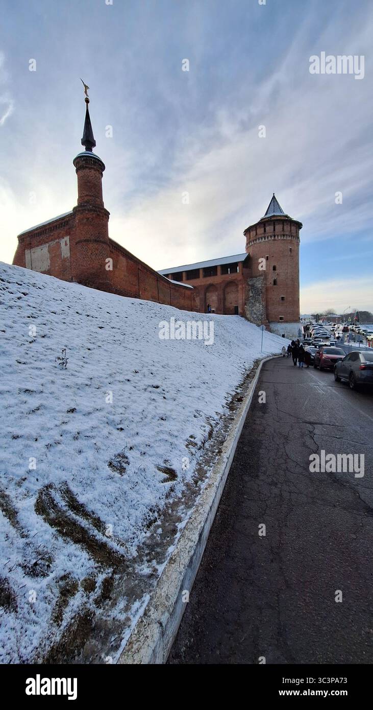 Kolomna, regione di Mosca - 4 gennaio 2025: Vista invernale della storica torre in mattoni del Cremlino di Kolomna Foto Stock