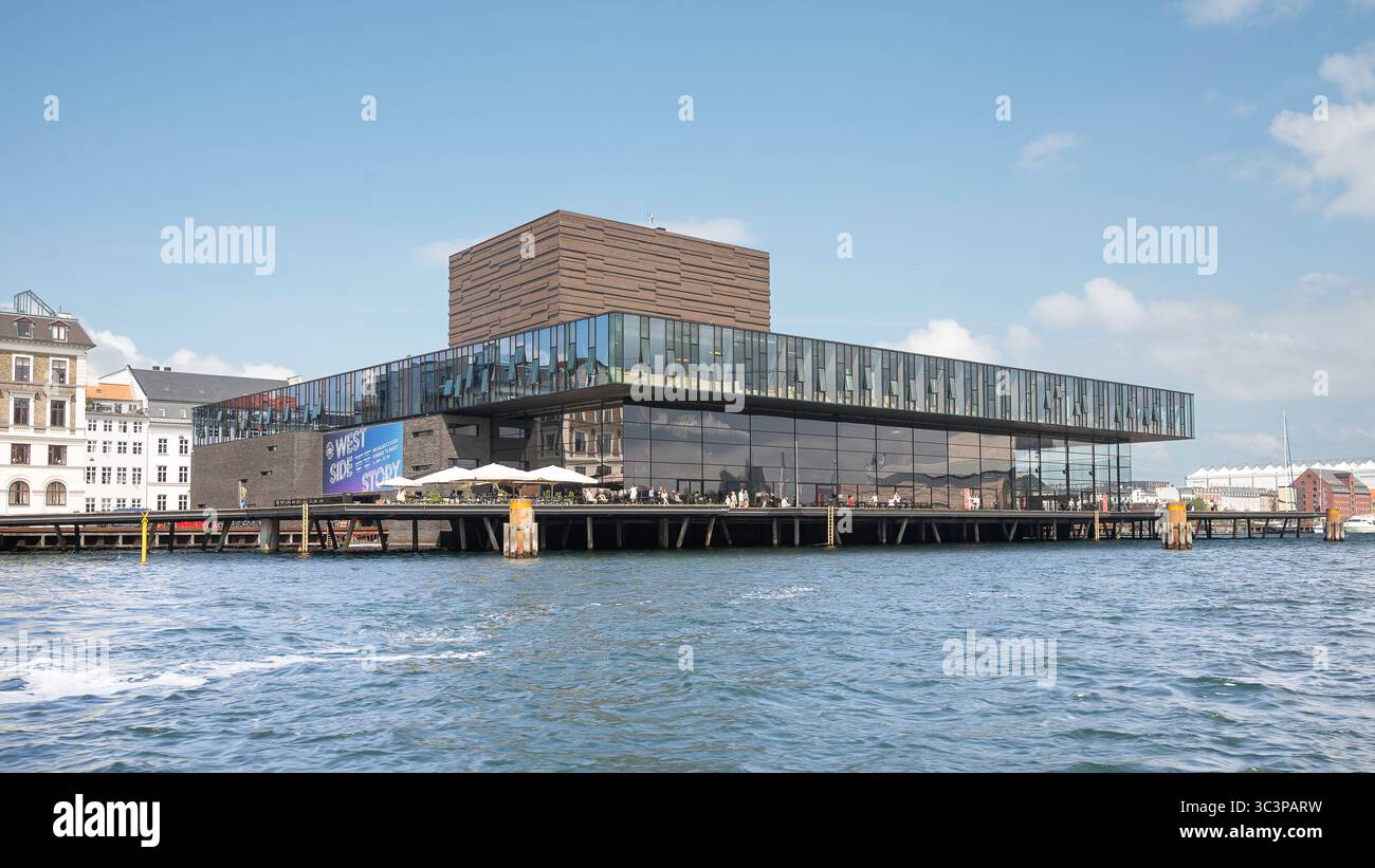 La Royal Danish Playhouse riflette il moderno design nordico vicino al porto: La cultura incontra l'architettura nel centro di Copenaghen, 17 luglio 2025 Foto Stock