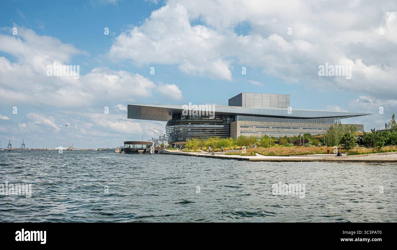 Moderna architettura sul lungomare di Copenaghen: L'iconico Teatro dell'Opera riflette il design danese e la cultura estiva. Copenaghen, 17 luglio 2025 Foto Stock