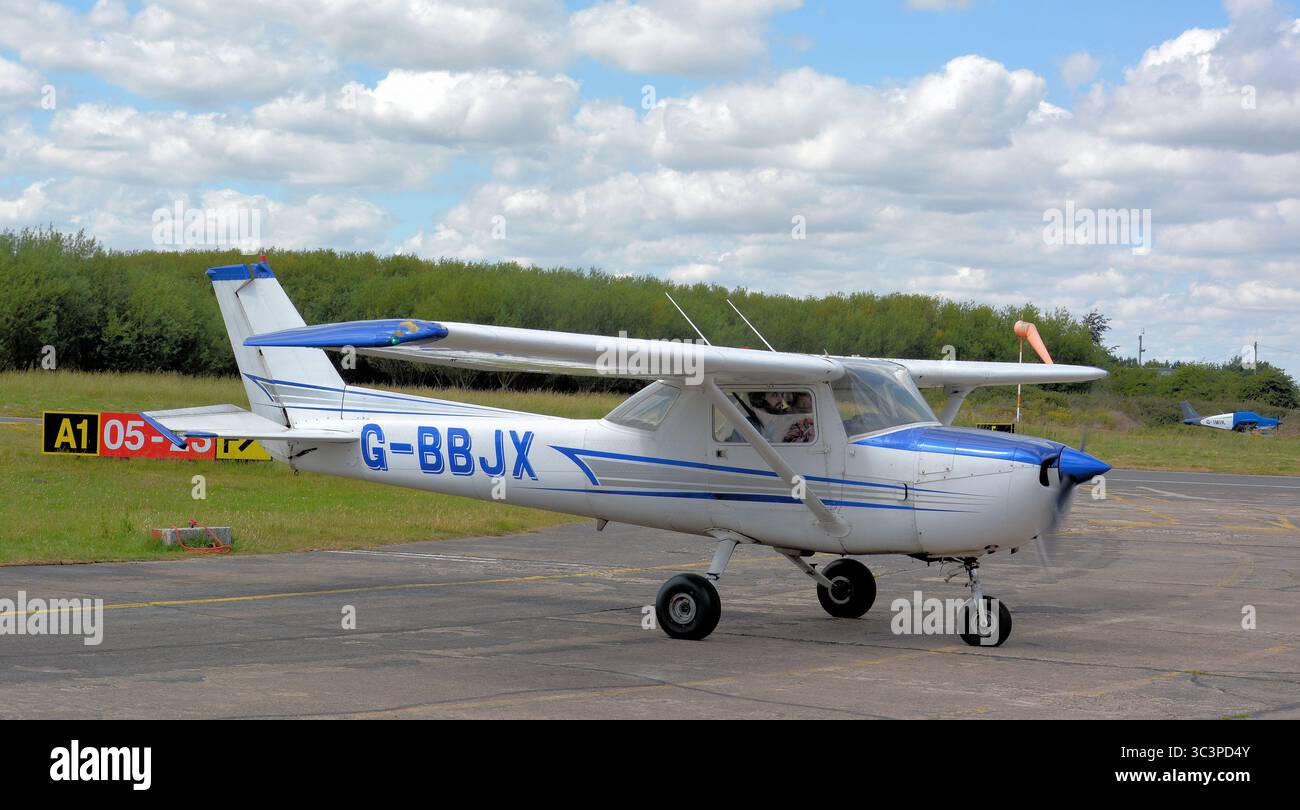 Reims Cessna F150L di costruzione francese dopo l'atterraggio all'aeroporto di Sandtoft, Belton, Lincolnshire Foto Stock