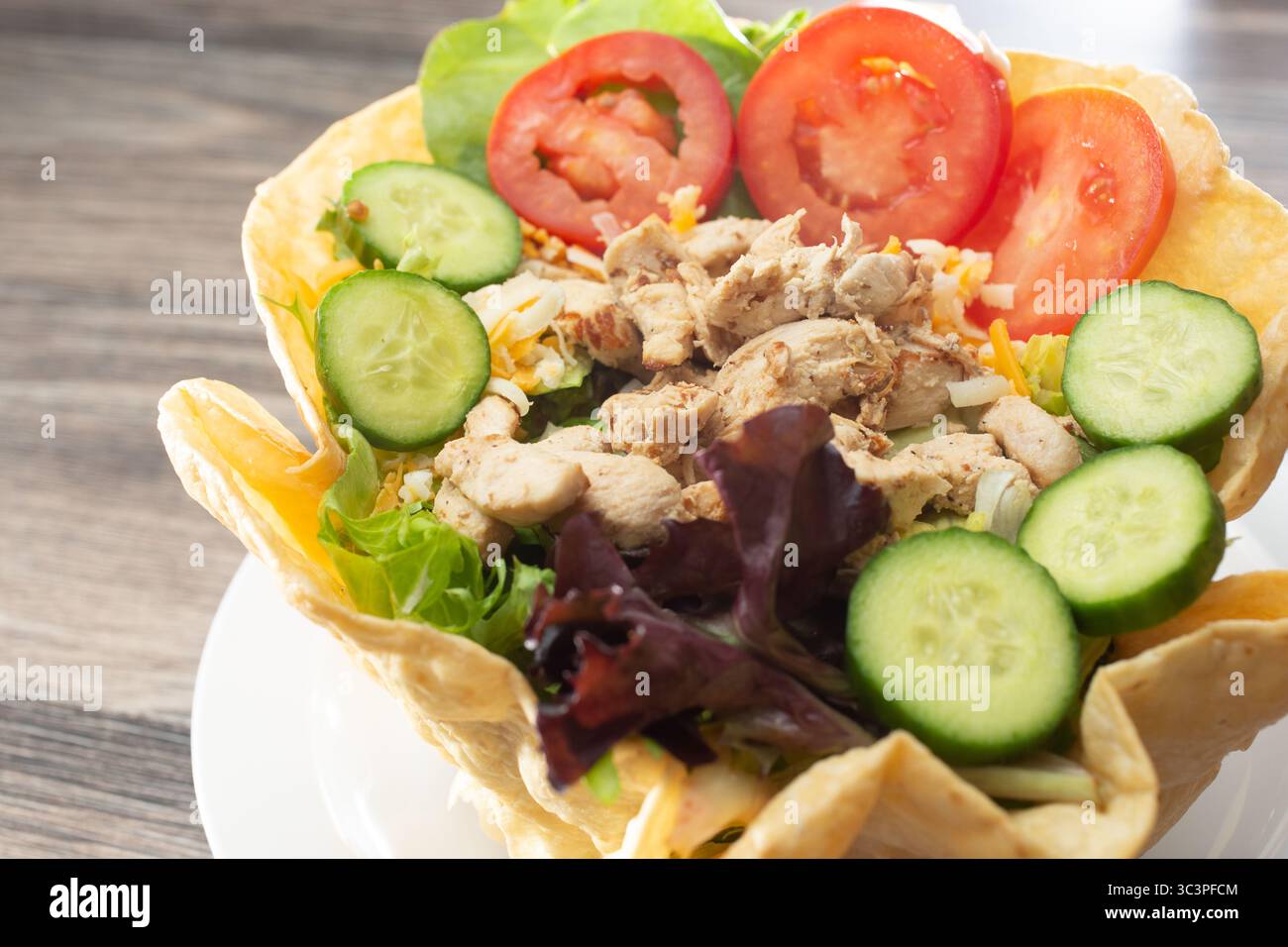 Vista di una ciotola di taco con insalata di pollo. Foto Stock