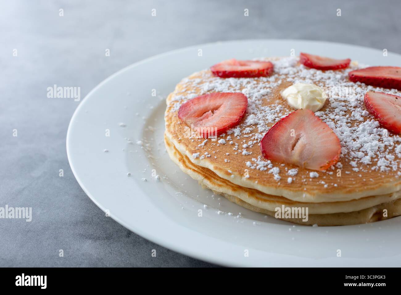 Una vista di una pila di pancake su un piatto. Foto Stock