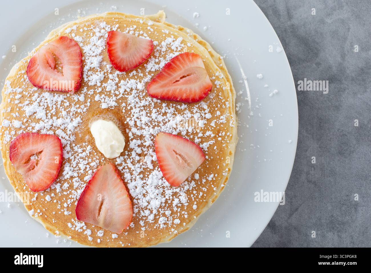 Vista dall'alto verso il basso di una pila di pancake su un piatto. Foto Stock