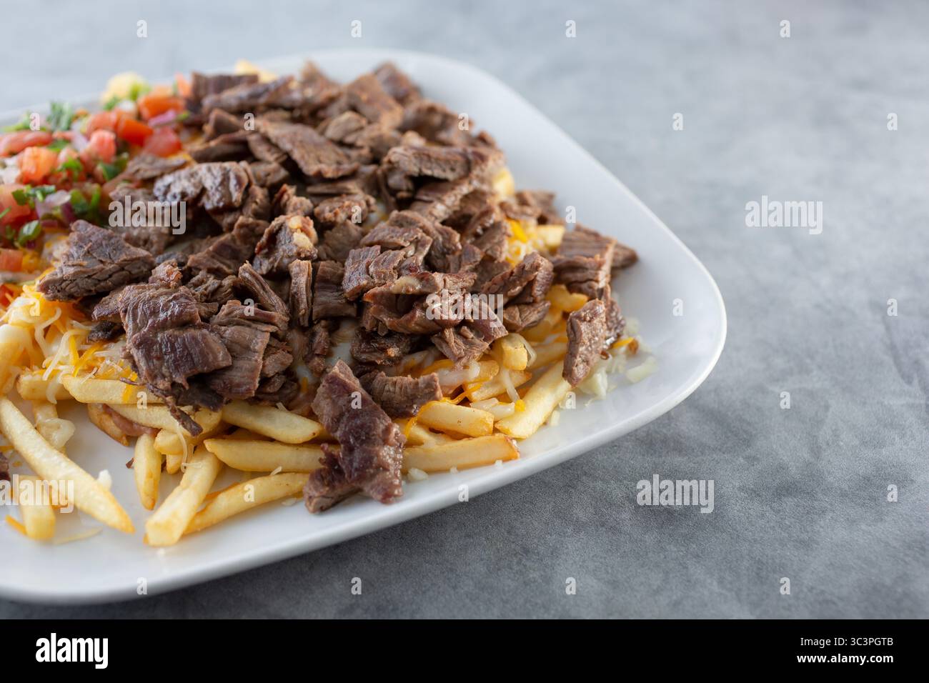 Vista di un piatto di carne asada patatine fritte. Foto Stock